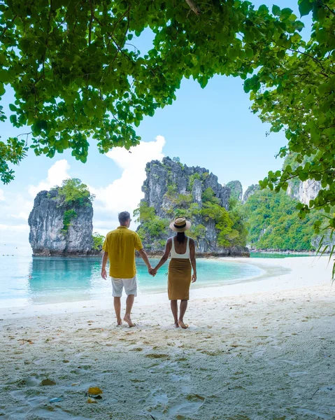 Koh Hong Island Krabi Thailandia Paio Uomini Donne Sulla Spiaggia — Foto Stock