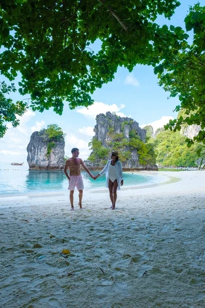 Koh Hong Island Krabi Thailand Couple Men Women Beach Koh — Stock Photo, Image