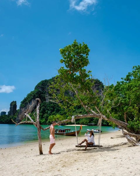 Koh Phakbia岛靠近泰国Krabi美丽的白色沙滩Koh Hong Krabi 在海滩上的年轻亚洲女人和欧洲男人 — 图库照片