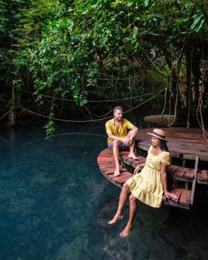 Klong Sa Kaew Krabi Tayland mangrov ormanı Krabi Tayland nehrinde kano yapmakla ünlüdür. Genç Asyalı kadın ve Avrupalı erkekler gölde