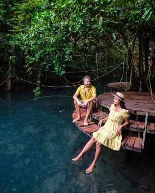 Klong Sa Kaew Krabi Tayland mangrov ormanı Krabi Tayland nehrinde kano yapmakla ünlüdür. Genç Asyalı kadın ve Avrupalı erkekler gölde