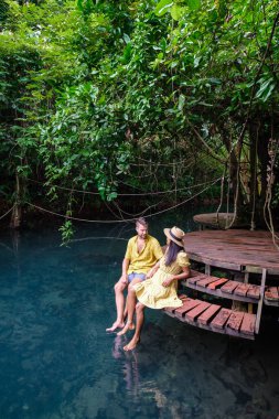 Klong Sa Kaew Krabi Tayland mangrov ormanı Krabi Tayland nehrinde kano yapmakla ünlüdür. Genç Asyalı kadın ve Avrupalı erkekler gölde