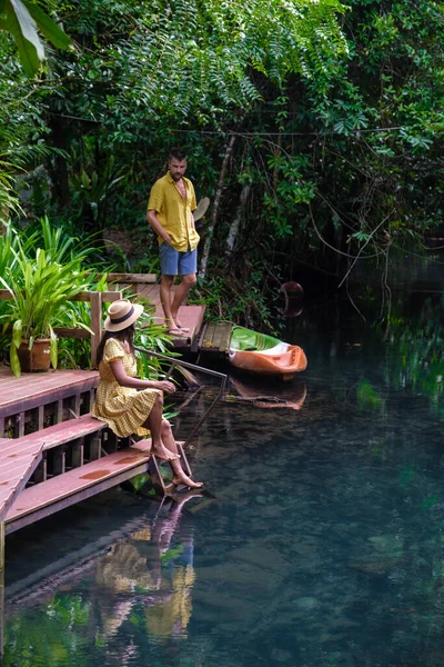 Klong Sa Kaew Krabi Tayland mangrov ormanı Krabi Tayland nehrinde kano yapmakla ünlüdür. Genç Asyalı kadın ve Avrupalı erkekler gölde