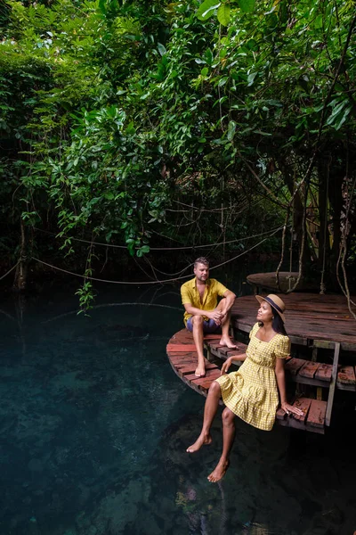 Klong Sa Kaew Krabi Tayland mangrov ormanı Krabi Tayland nehrinde kano yapmakla ünlüdür. Genç Asyalı kadın ve Avrupalı erkekler gölde