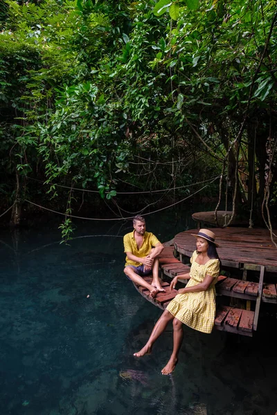 Klong Sa Kaew Krabi Tayland mangrov ormanı Krabi Tayland nehrinde kano yapmakla ünlüdür. Genç Asyalı kadın ve Avrupalı erkekler gölde
