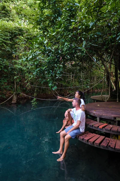 Klong Sa Kaew Krabi Tayland mangrov ormanı Krabi Tayland nehrinde kano yapmakla ünlüdür. Genç Asyalı kadın ve Avrupalı erkekler gölde