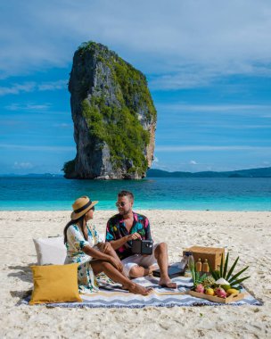 Koh Poda Krabi Tayland 'da, Asyalı bir kadın ve Avrupalı bir erkek Koh Poda Adası Yengeç Tayland' da piknik yapıyorlar.. 