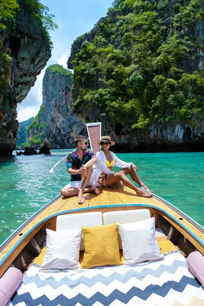 Luxury Longtail Vene Krabi Thaimaassa Pari Mies Nainen Matkalla Trooppisella — kuvapankkivalokuva