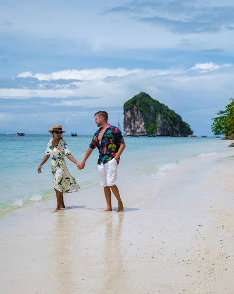 コポダクラビタイ アジアの女性とヨーロッパの男性は コポダアイランドクラビタイの熱帯ビーチを歩いています タイ王国の美しい熱帯ビーチ — ストック写真