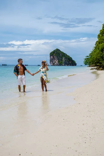 Koh Poda Krabi Tajlandia Azjatki Europejczycy Spacerujący Tropikalnej Plaży Wyspy — Zdjęcie stockowe