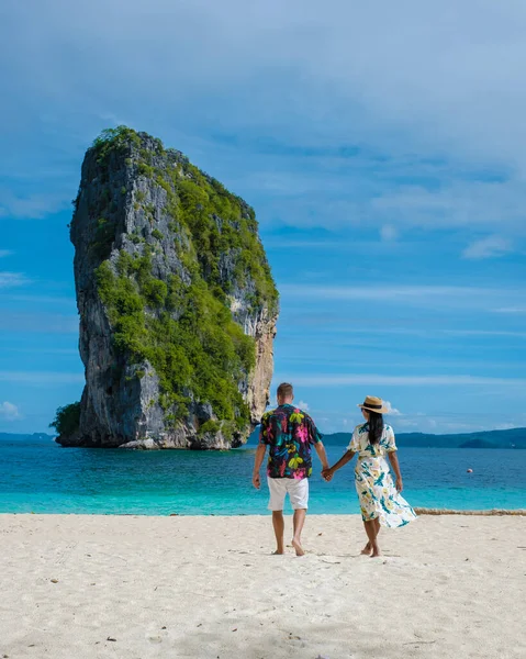 Koh Poda Krabi Thailand Asian Woman European Men Walking Tropical — Stock Photo, Image