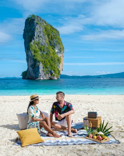 Koh Poda Krabi Thailandでは アジアの女性とヨーロッパの男性がKoh Poda島の熱帯ビーチでピクニックをしています クラビタイ — ストック写真