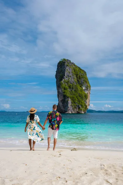 Koh Poda Krabi Tailandia Mujer Asiática Hombres Europeos Caminando Playa — Foto de Stock