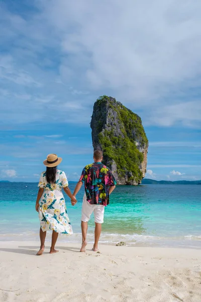 コポダクラビタイ アジアの女性とヨーロッパの男性は コポダアイランドクラビタイの熱帯ビーチを歩いています タイ王国の美しい熱帯ビーチ — ストック写真