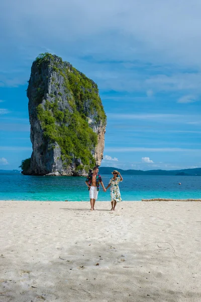 Koh Poda Krabi Thailand Asiatisk Kvinna Och Europeiska Män Går — Stockfoto