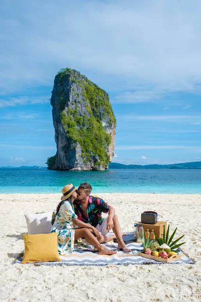Koh Poda Krabi Tailândia Uma Mulher Asiática Homem Europeu Estão — Fotografia de Stock