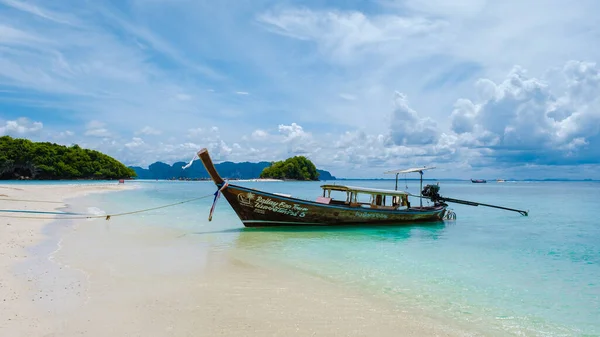 Koh Poda Island Thailand Krabi 2022年6月 美丽的热带海滩在夏天的一天 与长尾船在Thale Waek海滩 — 图库照片