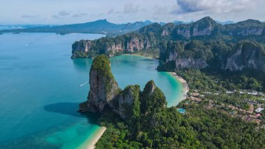 Railay Beach Krabi Tayland, Railay Krabi 'nin tropikal plajı, Tayland' daki huzurlu Railay Sahili 'nin insansız hava aracı görüntüsü.