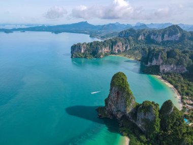 Railay Beach Krabi Tayland, Railay Krabi 'nin tropikal plajı, Tayland' daki huzurlu Railay Sahili 'nin insansız hava aracı görüntüsü.