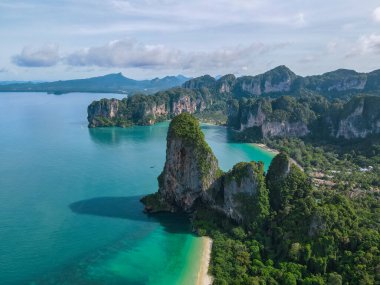 Railay Beach Krabi Tayland, Railay Krabi 'nin tropikal plajı, Tayland' daki huzurlu Railay Sahili 'nin insansız hava aracı görüntüsü.