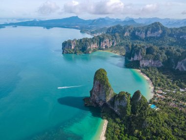 Railay Beach Krabi Tayland, Railay Krabi 'nin tropikal plajı, Tayland' daki huzurlu Railay Sahili 'nin insansız hava aracı görüntüsü.