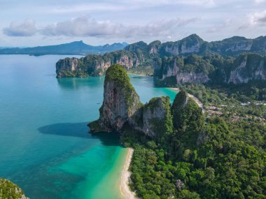 Railay Beach Krabi Tayland, Railay Krabi 'nin tropikal plajı, Tayland' daki huzurlu Railay Sahili 'nin insansız hava aracı görüntüsü.