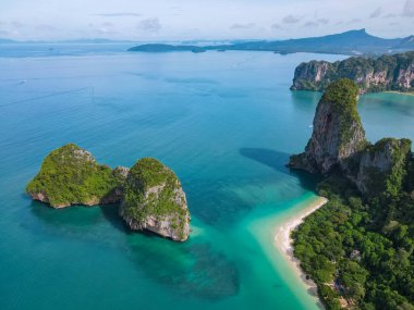 Railay Beach Krabi Tayland, Railay Krabi 'nin tropikal plajı, Tayland' daki huzurlu Railay Sahili 'nin insansız hava aracı görüntüsü.