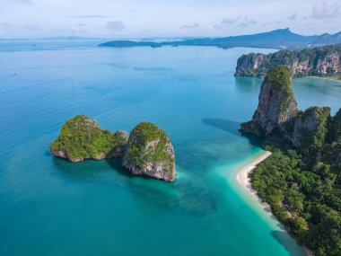 Railay Beach Krabi Tayland, Railay Krabi 'nin tropikal plajı, Tayland' daki huzurlu Railay Sahili 'nin insansız hava aracı görüntüsü.