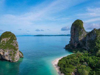 Railay Beach Krabi Tayland, Railay Krabi 'nin tropikal plajı, Tayland' daki huzurlu Railay Sahili 'nin insansız hava aracı görüntüsü.
