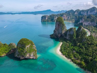 Railay Beach Krabi Tayland, Railay Krabi 'nin tropikal plajı, Tayland' daki huzurlu Railay Sahili 'nin insansız hava aracı görüntüsü.