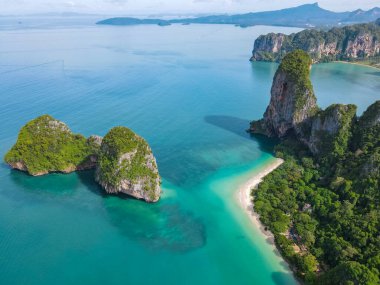 Railay Beach Krabi Tayland, Railay Krabi 'nin tropikal plajı, Tayland' daki huzurlu Railay Sahili 'nin insansız hava aracı görüntüsü.