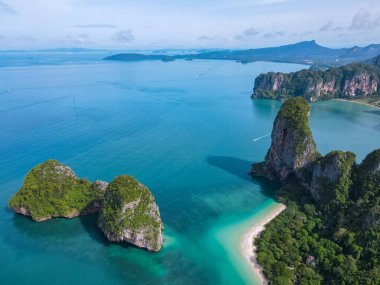 Railay Beach Krabi Tayland, Railay Krabi 'nin tropikal plajı, Tayland' daki huzurlu Railay Sahili 'nin insansız hava aracı görüntüsü.
