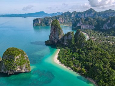 Railay Beach Krabi Tayland, Railay Krabi 'nin tropikal plajı, Tayland' daki huzurlu Railay Sahili 'nin insansız hava aracı görüntüsü.
