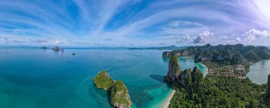 Railay Beach Krabi Tayland, Railay Krabi 'nin tropikal plajı, Tayland' daki huzurlu Railay Sahili 'nin insansız hava aracı görüntüsü.