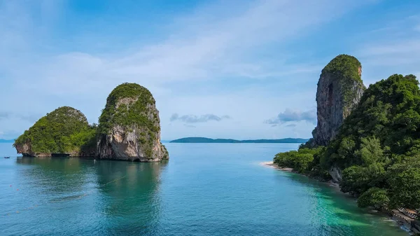 Railay Beach Krabi Tayland, Railay Krabi 'nin tropikal plajı, Tayland' daki huzurlu Railay Sahili 'nin insansız hava aracı görüntüsü.