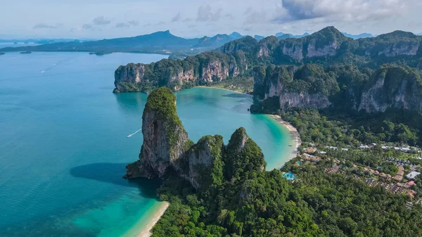 Railay Beach Krabi Tayland, Railay Krabi 'nin tropikal plajı, Tayland' daki huzurlu Railay Sahili 'nin insansız hava aracı görüntüsü.