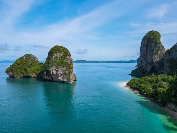 Railay Beach Krabi Tayland, Railay Krabi 'nin tropikal plajı, Tayland' daki huzurlu Railay Sahili 'nin insansız hava aracı görüntüsü.