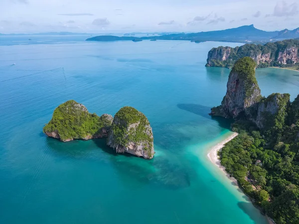 Railay Beach Krabi Tayland, Railay Krabi 'nin tropikal plajı, Tayland' daki huzurlu Railay Sahili 'nin insansız hava aracı görüntüsü.