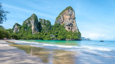 Railay Beach Krabi Tayland, Railay Krabi 'nin tropikal plajı, Tayland' da devasa kireçtaşı kayaları olan huzurlu Railay Railay Sahili manzarası. 