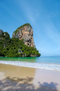 Railay Beach Krabi Tayland, Railay Krabi 'nin tropikal plajı, Tayland' da devasa kireçtaşı kayaları olan huzurlu Railay Railay Sahili manzarası. 