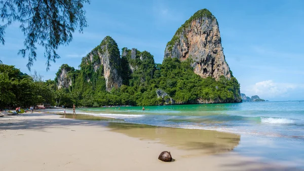 Railay Beach Krabi Tayland, Railay Krabi 'nin tropikal plajı, Tayland' da devasa kireçtaşı kayaları olan huzurlu Railay Railay Sahili manzarası. 