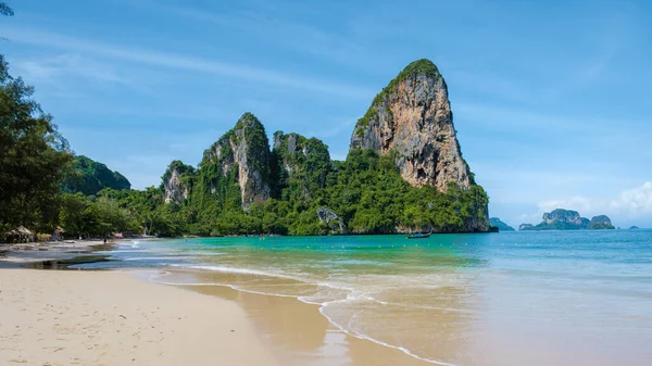 Railay Beach Krabi Tayland, Railay Krabi 'nin tropikal plajı, Tayland' da devasa kireçtaşı kayaları olan huzurlu Railay Railay Sahili manzarası. 