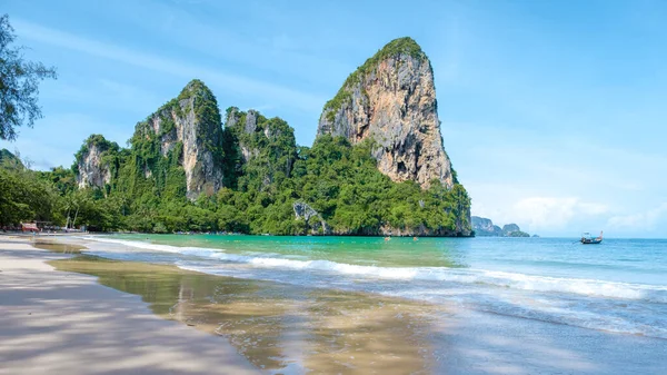 Railay Beach Krabi Tayland, Railay Krabi 'nin tropikal plajı, Tayland' da devasa kireçtaşı kayaları olan huzurlu Railay Railay Sahili manzarası. 