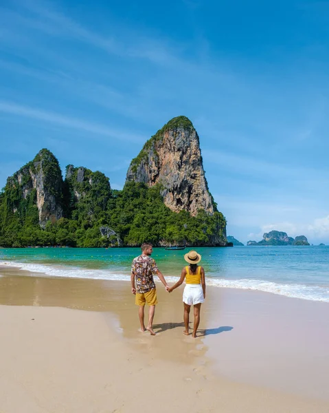 Railay Beach Krabi Thailand Tropical Beach Railay Krabi Couple Men — Stock Photo, Image