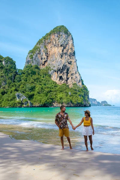 Railay Beach Krabi Thailand Tropical Beach Railay Krabi Couple Men — Stock Photo, Image