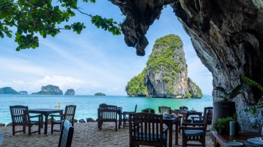 Railay Plajı Krabi Tayland, Tayland 'da Railay Krabi' nin tropikal plajı, Tayland 'ın huzurlu Railay Sahili manzaralı devasa kireçtaşı kayalıklı Grotto Railay plajı 