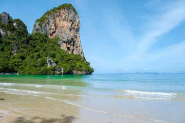 Railay Beach Krabi Tayland, Railay Krabi 'nin tropikal plajı, Tayland' da devasa kireçtaşı kayaları olan huzurlu Railay Railay Sahili manzarası. 