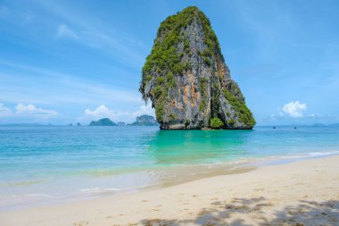 Railay Beach Krabi Tayland, Railay Krabi 'nin tropikal plajı, Tayland' da devasa kireçtaşı kayaları olan huzurlu Railay Railay Sahili manzarası. 
