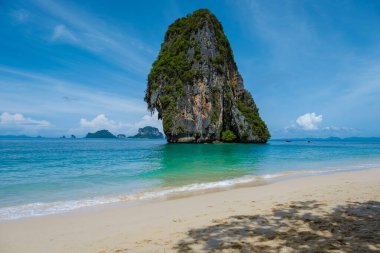 Railay Beach Krabi Tayland, Railay Krabi 'nin tropikal plajı, Tayland' da devasa kireçtaşı kayaları olan huzurlu Railay Railay Sahili manzarası. 
