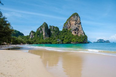 Railay Beach Krabi Tayland, Railay Krabi 'nin tropikal plajı, Tayland' da devasa kireçtaşı kayaları olan huzurlu Railay Railay Sahili manzarası. 